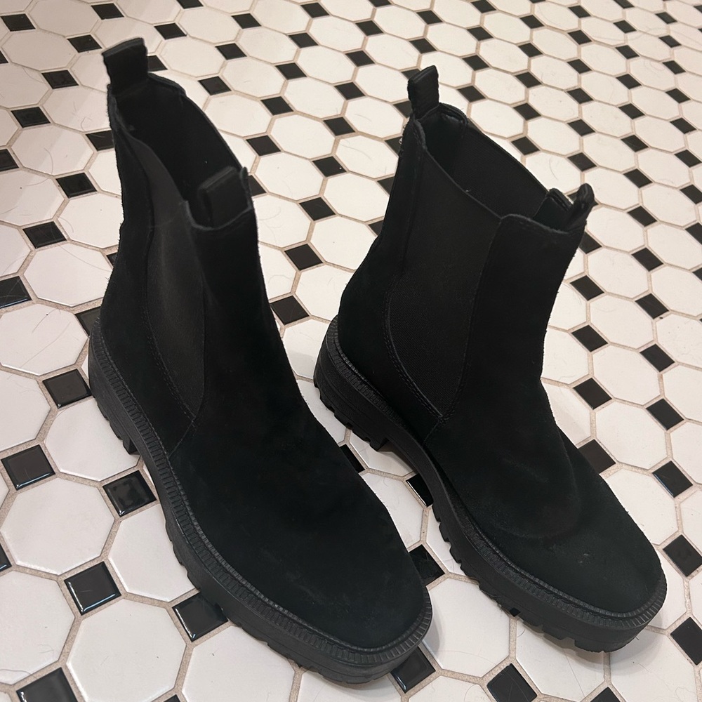 Womens Sam Edelman suede boot like new condition. Only worn twice. Too small.